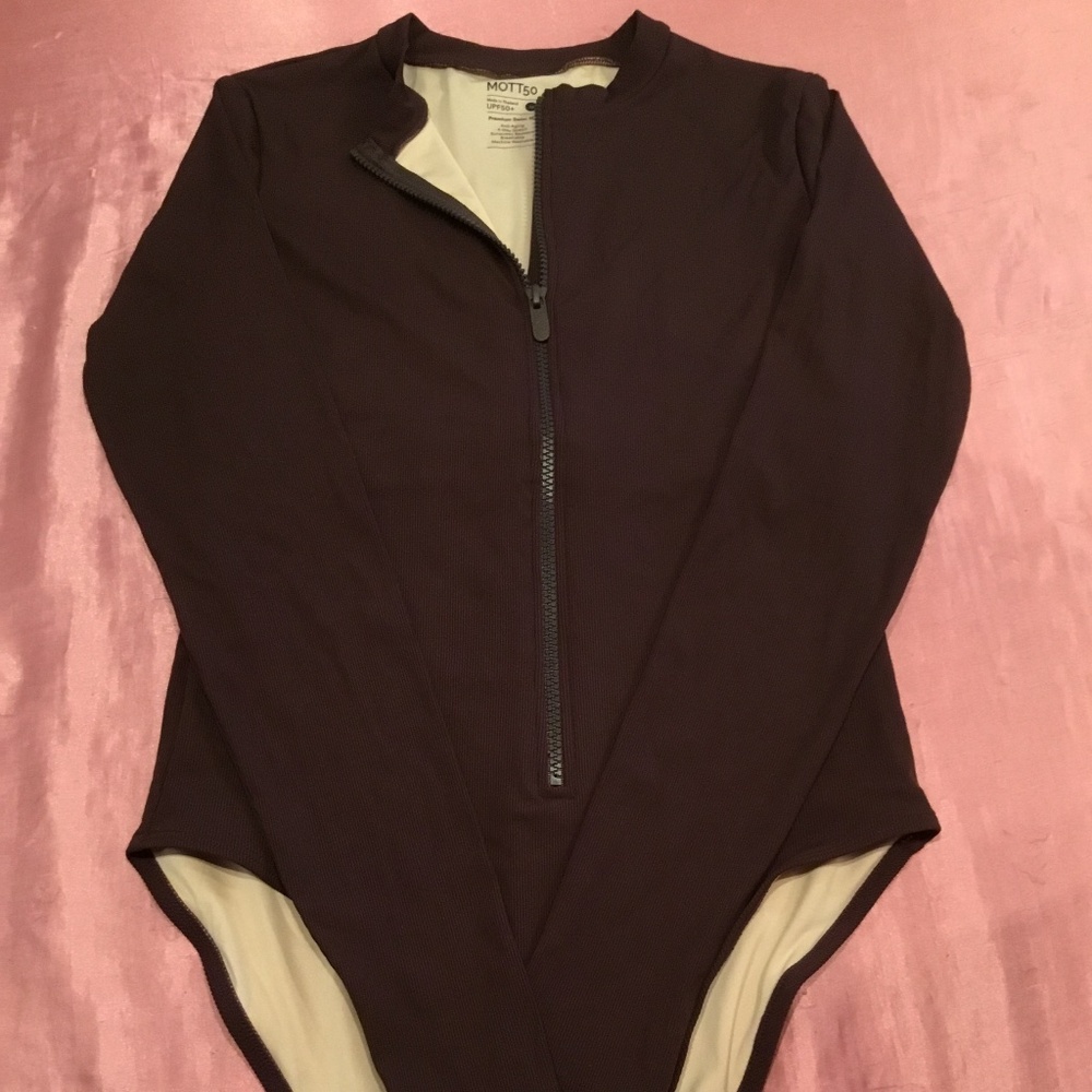 The image shows a long-sleeved, one-piece swimsuit from Mott50 size M